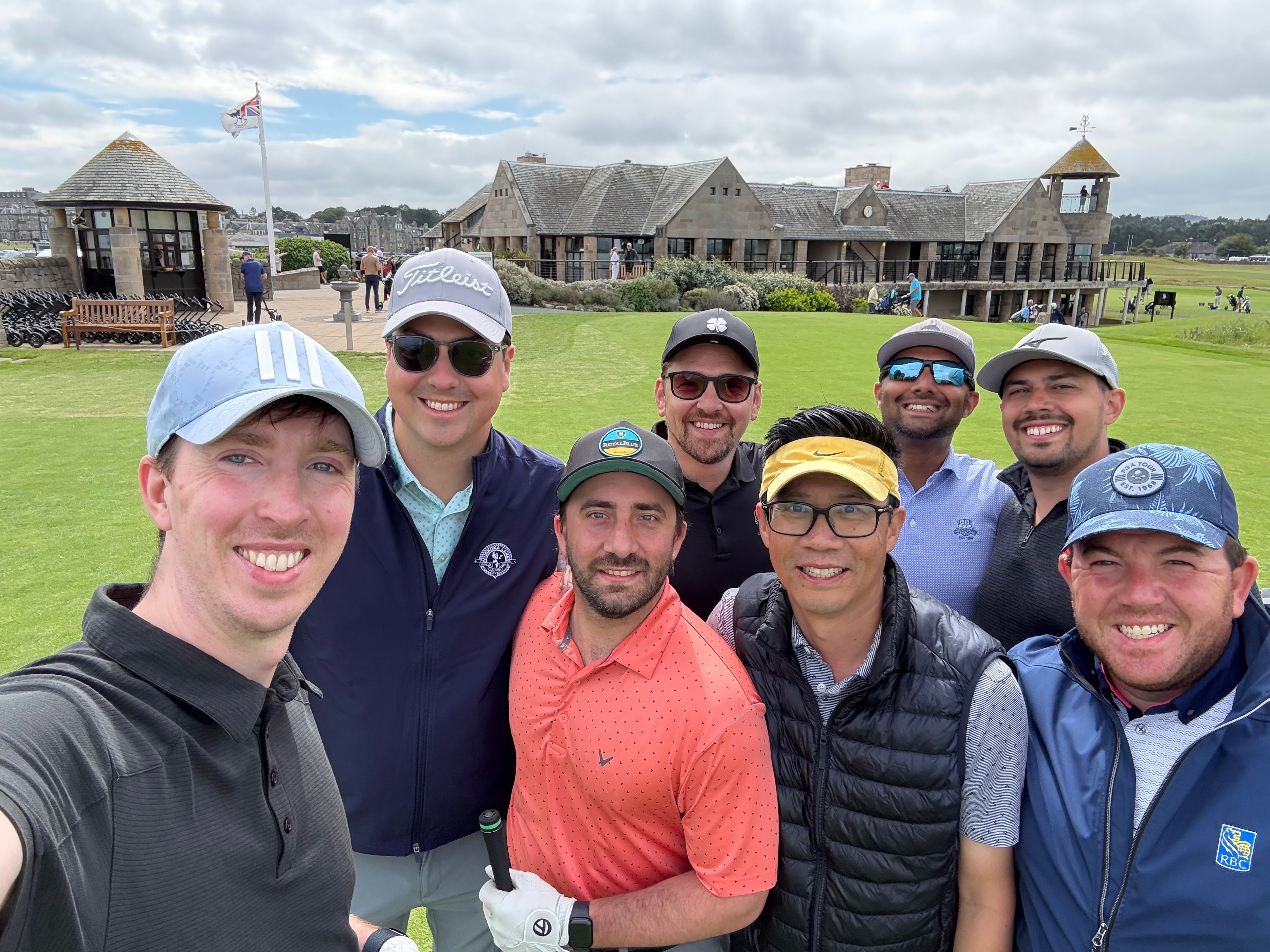 The full field at St Andrews with the Royal & Ancient clubhouse behind them, 2025